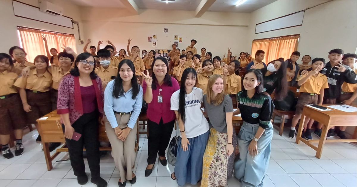 Bahasa Inggris Rasa Baru Bersama Guru Tamu dari Taylor University, USA dan Handong Global University, South Korea