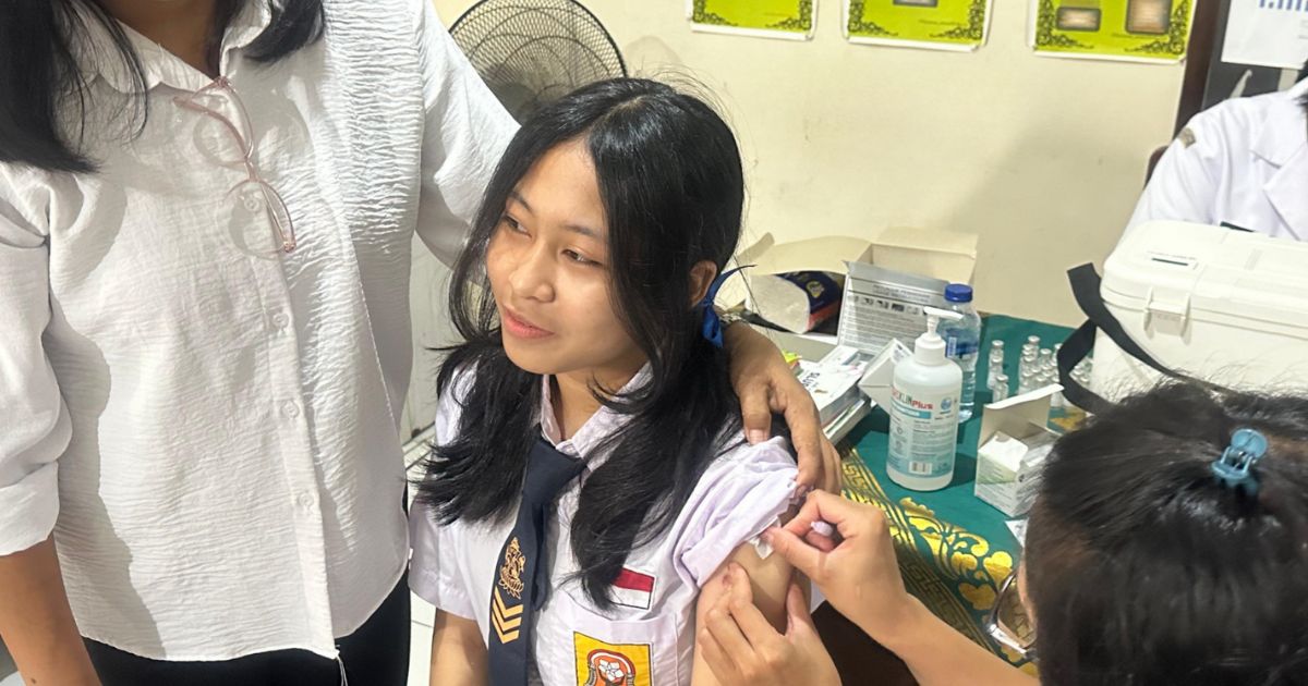 IMUNISASI HPV UNTUK SISWI KELAS IX SMP (SLUB) SARASWATI 1 DENPASAR