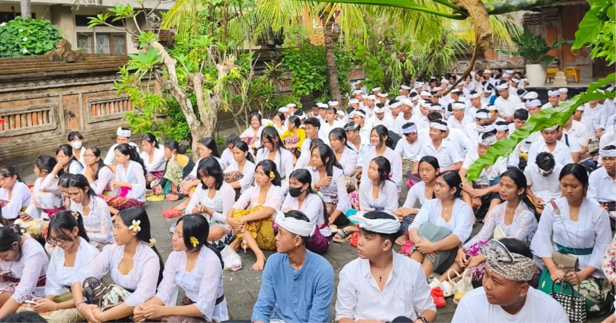 SAMA WARTANA, PERSEMBAHYANGAN MEPAMIT SISWA KELAS IX BERLANGSUNG KHIDMAT