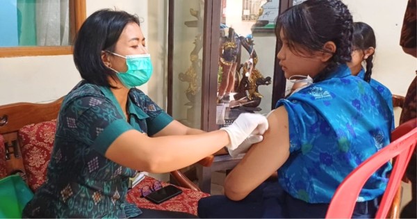 Pemberian Imunisasi HPV dan Cek Kesehatan Gratis untuk Kelas IX SLUB
