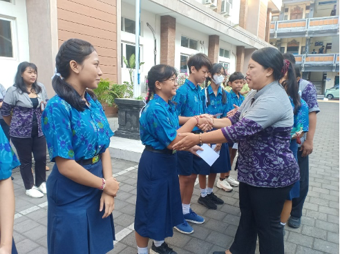 Kejutan Reward Kenaikan Kelas Tahun Pelajaran 2023/2024 SMP (SLUB) Saraswati 1 Denpasar