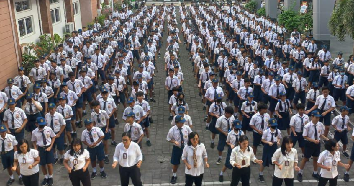 Pemantapan Persiapan Gladi Rekor MURI Cinta Bangga Paham (CBP) Rupiah dan Tari Condong, SMP (SLUB) Saraswati 1 Denpasar Gelar Latihan Akbar