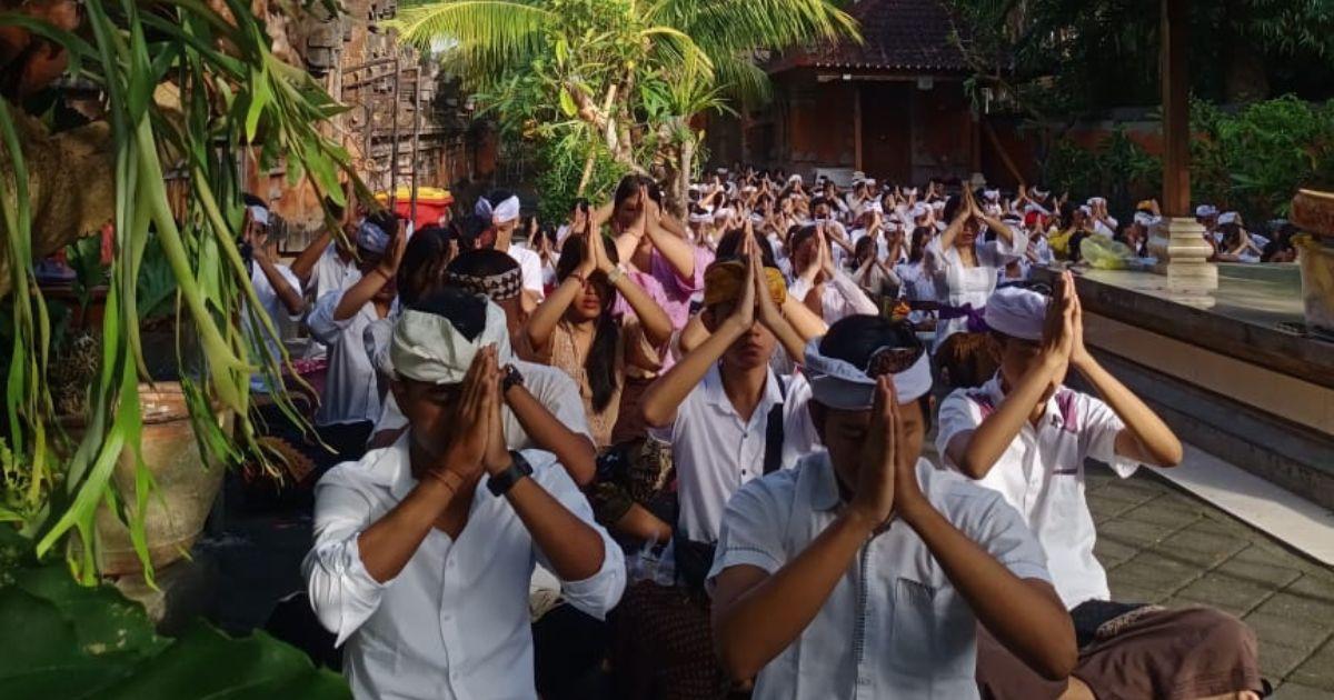 Siswa Kelas IX SMP (SLUB) Saraswati 1 Denpasar Laksanakan Persembahyangan Bersama Jelang Pengumuman Kelulusan 2024
