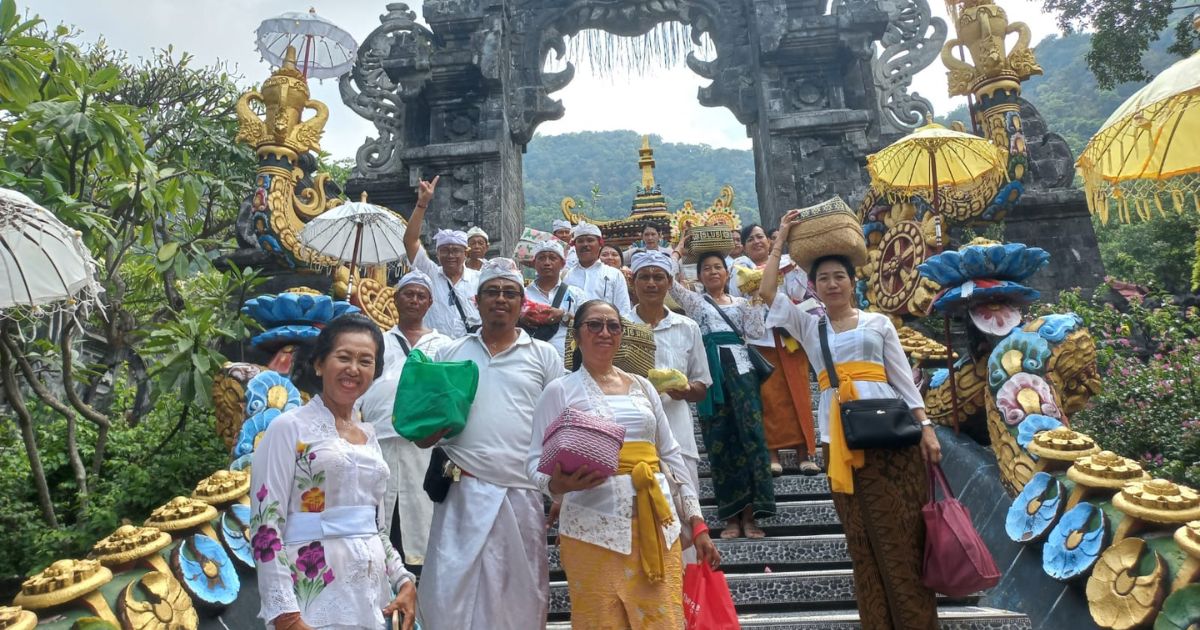 TIRTA YATRA : Agenda Spiritual Tahunan SMP (SLUB) Saraswati 1 Denpasar ke Pura Melanting dan Sekitarnya