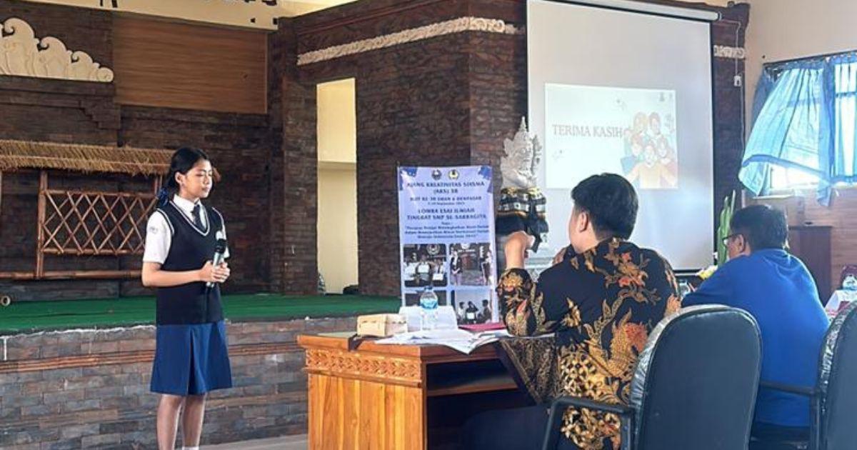 Velove Velycia David Persembahkan Juara 2 dan The Best Presentation Lomba Essai Ilmiah di SMA Negeri 6 Denpasar